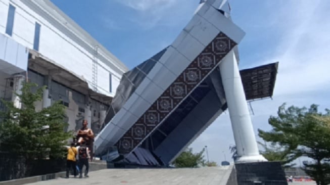 3 Pekerja Terluka Tertimpa Puing Atap Teras Kantor Pemerintahan di Brebes