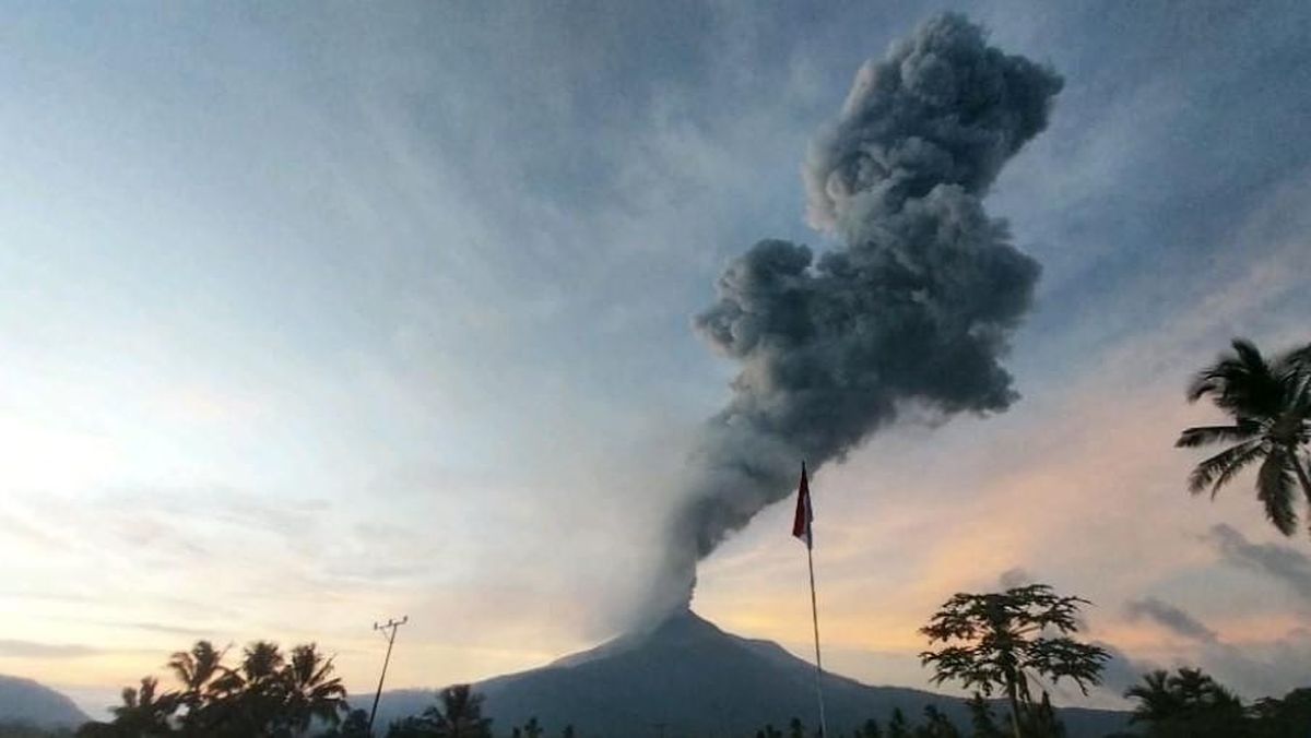 Gunung Lewotobi Alami Penggembungan akibat Suplai Magma Baru, Warga Diminta Waspada